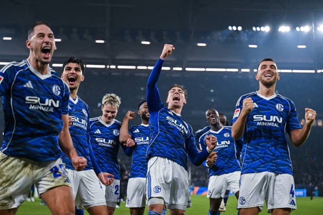 28.11.2025, Fussball, 2. Bundesliga, Saison 2025 2026, 14. Spieltag, FC Schalke 04 - SC Paderborn, Die Spieler des FC Schalke 04 freuen sich über den Sieg. Mertcan Ayhan (FC Schalke 04), Felipe Sanchez (FC Schalke 04), Hasan Kurucay (FC Schalke 04) xRHR-FOTO YYx Copyright: KROEGER RHR-FOTOx RHR-FOTO YY