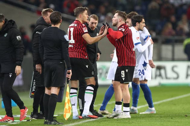 28.11.2025, xtgx, Fussball - 2.Bundesliga Hannover 96 - Karlsruher SC emspor, v.l. Benedikt Pichler (Hannover, 11) wird eingewechselt für Benjamin Källman (Hannover, 9) (DFL DFB REGULATIONS PROHIBIT ANY USE OF PHOTOGRAPHS as IMAGE SEQUENCES and or QUASI-VIDEO) Hannover