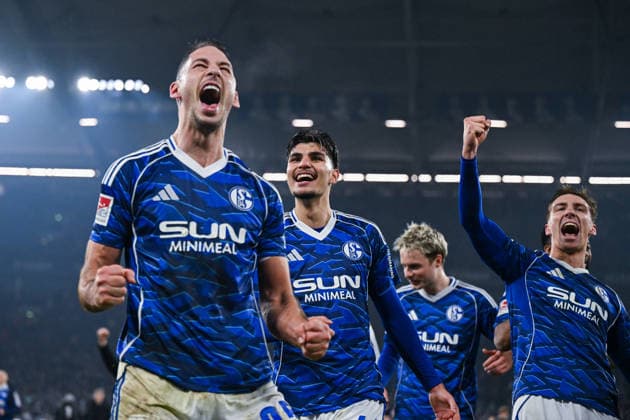 28.11.2025, Fussball, 2. Bundesliga, Saison 2025 2026, 14. Spieltag, FC Schalke 04 - SC Paderborn, Die Spieler des FC Schalke 04 freuen sich über den Sieg. Nikola Katic (FC Schalke 04), Mertcan Ayhan (FC Schalke 04), Felipe Sanchez (FC Schalke 04) xRHR-FOTO YYx Copyright: KROEGER RHR-FOTOx RHR-FOTO YY