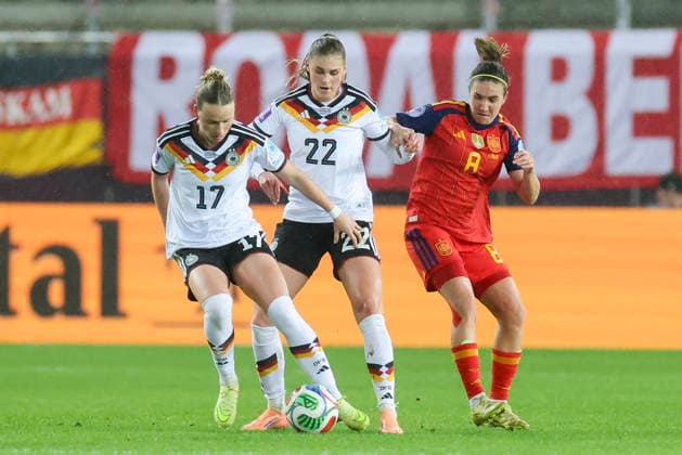 Franziska Kett (Germany), Jule Brand (Germany) und Mariona Caldentey (Spain) kaempfen um den Ball, UEFA Women s Nations League 2025 Final First Leg, Germany v Spain, Fritz-Walter-Stadion am 28. November 2025 in Kaiserslautern, Deutschland. (Foto von Marco Steinbrenner DeFodi Images) Franziska Kett (Germany), Jule Brand (Germany) und Mariona Caldentey (Spain) battle for the ball, UEFA Women s Nations League 2025 Final First Leg, Germany v Spain, Fritz-Walter-Stadion, November 28, 2025 in Kaiserslautern, Germany. (Photo by Marco Steinbrenner DeFodi Images)