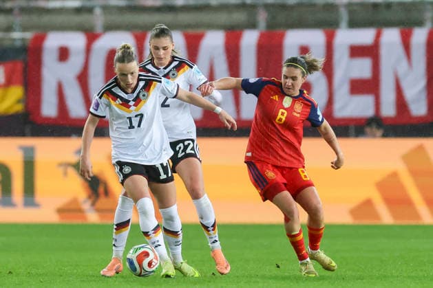 Franziska Kett (Germany), Jule Brand (Germany) und Mariona Caldentey (Spain) kaempfen um den Ball, UEFA Women s Nations League 2025 Final First Leg, Germany v Spain, Fritz-Walter-Stadion am 28. November 2025 in Kaiserslautern, Deutschland. (Foto von Marco Steinbrenner DeFodi Images) Franziska Kett (Germany), Jule Brand (Germany) und Mariona Caldentey (Spain) battle for the ball, UEFA Women s Nations League 2025 Final First Leg, Germany v Spain, Fritz-Walter-Stadion, November 28, 2025 in Kaiserslautern, Germany. (Photo by Marco Steinbrenner DeFodi Images)