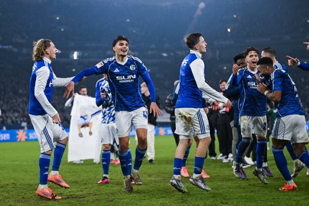 28.11.2025, Fussball, 2. Bundesliga, Saison 2025 2026, 14. Spieltag, FC Schalke 04 - SC Paderborn, Die Spieler des FC Schalke 04 freuen sich über den Sieg. Mika Wallentowitz (FC Schalke 04), Mertcan Ayhan (FC Schalke 04) xRHR-FOTO YYx Copyright: KROEGER RHR-FOTOx RHR-FOTO YY