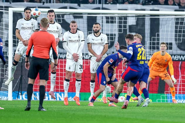 28.10.2025, Fußball, Borussia Mönchengladbach - RB Leipzig, 1. Fußball Bundesliga, 12.Spieltag, Borussia-Park, Saison 2025 2026: David Raum (RB Leipzig 22) verschießt den Freistoß über der Mauer aus Kevin Diks (Borussia Mönchengladbach 04) Nico Elvedi (Borussia Mönchengladbach 30) Franck Honorat (Borussia Mönchengladbach 09) DFB regulations prohibit any use of photographs as image sequences and or quasi-video.Haris Tabakovic (Borussia Mönchengladbach 15) Nordrhein-Westfalen Deutschland