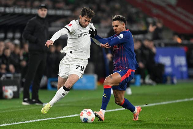 v. li. im Zweikampf Joe Scally (Moenchengladbach 29) Antonio Nusa (Leipzig 7) 28.11.2025 Fussball Borussia Moenchengladbach vs RB Leipzig, Borussia-Park, Moenchengladbach, DFB DFL REGULATIONS PROHIBIT ANY USE OF PHOTOGRAPHS AS IMAGE SEQUENCES AND OR QUASI-VIDEO