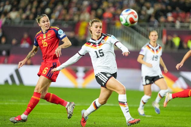 Fussball: UEFA Women s Nations League, Finalspiel 1, Deutschland - Spanien am 28.11.2025 in Kaiserslautern (Fritz-Walter-Stadion), Deutschland, Saison 2025 2026: Selina Cerci (15, GER) im Zweikampf mit Mapi Leon (16, ESP). Kaiserslautern Fritz-Walter-Stadion Deutschland Copyright: xChristophxKinzingerx