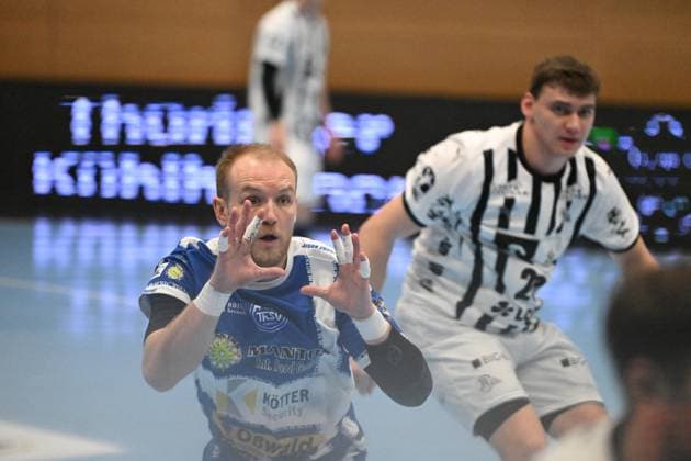 RECORD DATE NOT STATED Lukas Laube (20; THW Kiel) und Peter Walz (14; ThSV Eisenach) im Gespräch auf dem Spielfeld Gespräch zwischen Lukas Laube (20; THW Kiel) und Peter Walz (14; ThSV Eisenach)