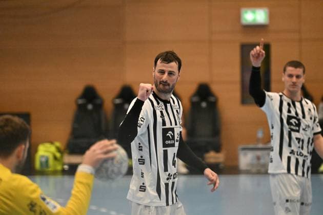 RECORD DATE NOT STATED Domagoj Duvnjak (4; THW Kiel) jubelt mit erhobener Faust, während Elias Ellefsen a Skipagotu (71; THW Kiel) im Hintergrund die Hand hebt Jubel von Domagoj Duvnjak (4; THW Kiel)