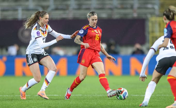 GER, Kaiserslautern, Deutschland vs Spanien, Länderspiel, Fussball, UEFA, Spielzeit 2025 2026, Womens Nations League, Fritz-Walter-Stadion, Finale, Hinspiel im Bild v.l.: Jule Brand (Deutschland 22), Mapi Leon (Spanien 16) DFB DFL REGULATIONS PROHIBIT ANY USE OF PHOTOGRAPHS AS IMAGE SEQUENCES AND OR QUASI-VIDEO, 28.11.2025 Copyright: HMBxMedia HendrikxHamelau