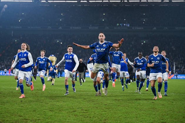 28.11.2025, Fussball, 2. Bundesliga, Saison 2025 2026, 14. Spieltag, FC Schalke 04 - SC Paderborn, Die Spieler des FC Schalke 04 freuen sich über den Sieg. Mika Wallentowitz (FC Schalke 04), Vitalie Becker (FC Schalke 04), Nikola Katic (FC Schalke 04), Hasan Kurucay (FC Schalke 04) xRHR-FOTO YYx Copyright: KROEGER RHR-FOTOx RHR-FOTO YY