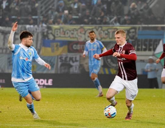 CFC vs BFC Dynamo 28.11.2025, Chemnitz, eins Stadion- An der Gellertstrasse, Fussball, Regionalliga Nordost, Saison 2025 2026, 17. Spieltag, CFC, CFC vs BFC Dynamo Links Tom Baumgart Chemnitz Sachsen BRD