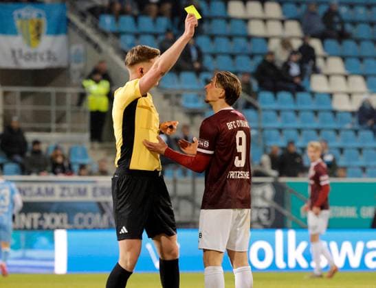 CFC vs BFC Dynamo 28.11.2025, Chemnitz, eins Stadion- An der Gellertstrasse, Fussball, Regionalliga Nordost, Saison 2025 2026, 17. Spieltag, CFC, CFC vs BFC Dynamo Gelbe Karte für Leander Fritzsche Chemnitz Sachsen BRD