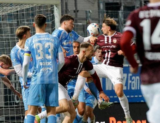 CFC vs BFC Dynamo 28.11.2025, Chemnitz, eins Stadion- An der Gellertstrasse, Fussball, Regionalliga Nordost, Saison 2025 2026, 17. Spieltag, CFC, CFC vs BFC Dynamo Kampf um den Ball Chemnitz Sachsen BRD