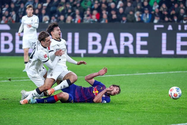 28.10.2025, Fußball, Borussia Mönchengladbach - RB Leipzig, 1. Fußball Bundesliga, 12.Spieltag, Borussia-Park, Saison 2025 2026: Tim Kleindienst (Borussia Mönchengladbach 11) und Florian Neuhaus (Borussia Mönchengladbach 10) laufen sich selbst über den Haufen im Zweikampf gegen Willi Orban (RB Leipzig 04) DFB regulations prohibit any use of photographs as image sequences and or quasi-video. Nordrhein-Westfalen Deutschland
