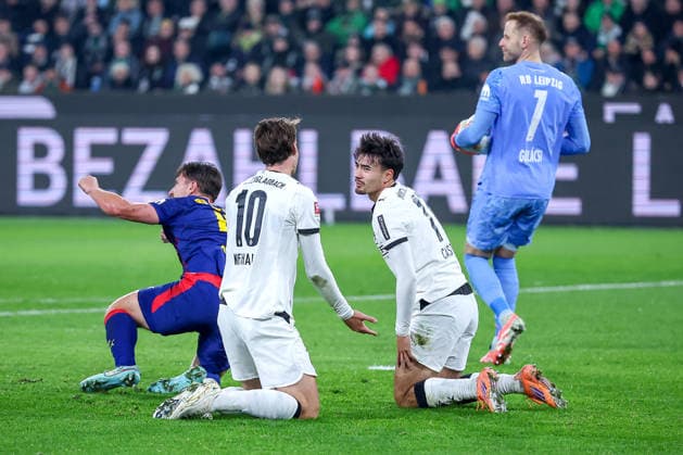 28.10.2025, Fußball, Borussia Mönchengladbach - RB Leipzig, 1. Fußball Bundesliga, 12.Spieltag, Borussia-Park, Saison 2025 2026: Tim Kleindienst (Borussia Mönchengladbach 11) und Florian Neuhaus (Borussia Mönchengladbach 10) laufen sich selbst über den Haufen im Zweikampf gegen Willi Orban (RB Leipzig 04) DFB regulations prohibit any use of photographs as image sequences and or quasi-video. Nordrhein-Westfalen Deutschland