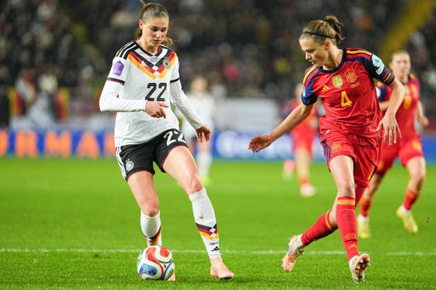 Fussball: UEFA Women s Nations League, Finalspiel 1, Deutschland - Spanien am 28.11.2025 in Kaiserslautern (Fritz-Walter-Stadion), Deutschland, Saison 2025 2026: Jule Brand (22, GER) im Zweikampf mit Irene Paredes (4, ESP). Kaiserslautern Fritz-Walter-Stadion Deutschland Copyright: xChristophxKinzingerx