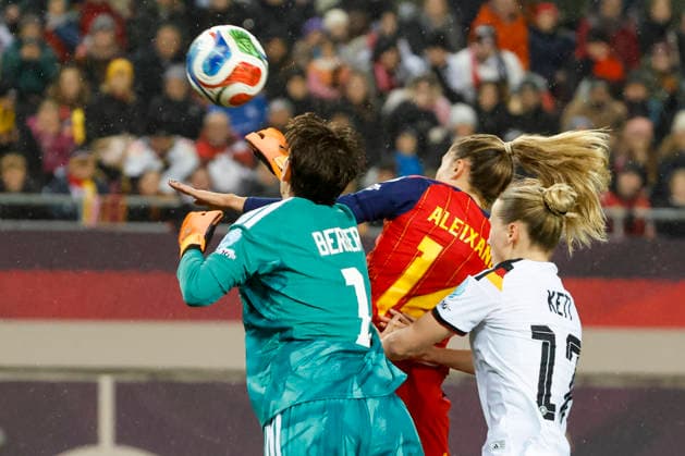 Ann-Katrin Berger (Deutschland, 01), Laia Aleixandri (Spanien, 14) und Franziska Kett (Deutschland, 17) im Kampf um den Ball , Fussball Frauen, UEFA Womens Nations League 2025, Finale 1. Spiel, Deutschland vs. Spanien, 28.11.2025, Fritz-Walter-Stadion, Kaiserslautern, Deutschland Kaiserslautern Fritz-Walter-Stadion Rheinland-Pfalz Deutschland Copyright: xGrantxHubbsx