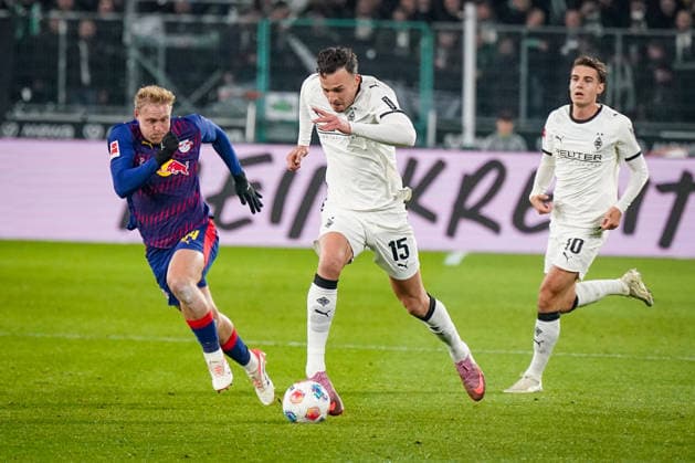Deutschland: Fussball Bundesliga 2025 26, 12. Spieltag - Borussia Mönchengladbach vs RB Leipzig - Borussia-Park (Mönchengladbach): Haris Tabakovic (Borussia Mönchengladbach, 15) und Xaver Schlager (RB Leipzig, 24) Mönchengladbach Nordrhein-Westfalen Deutschland Copyright: xJOERANxSTEINSIEKx
