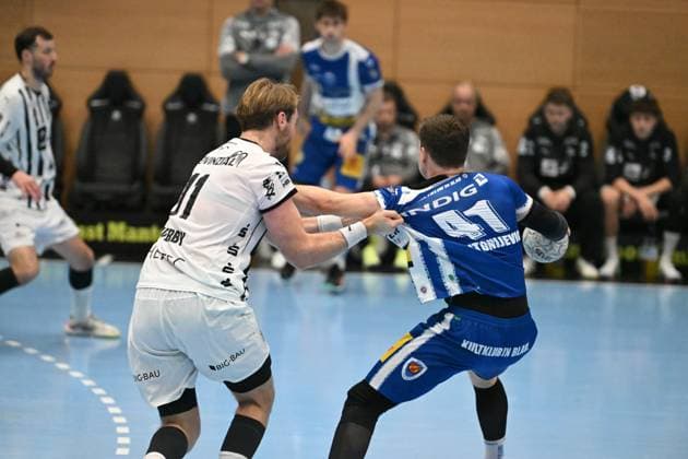 RECORD DATE NOT STATED Petter Overby (11, THW Kiel) verteidigt gegen Vukasin Antonijevic (41; ThSV Eisenach) mit Ball Petter Overby (11, THW Kiel) verteidigt gegen Vukasin Antonijevic (41; ThSV Eisenach) mit Ball