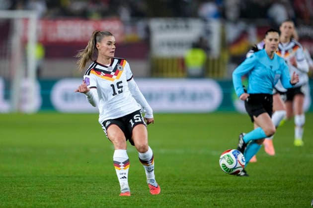 Selina Cerci (DFB-Frauen, 15), am Ball, Aktion, Action, Spielszene, 28.11.2025, Kaiserslautern (Deutschland), Fussball, UEFA Women s Nations League, Finale, Hinspiel, Deutschland - Spanien, THE EVENT REGULATIONS PROHIBIT ANY USE OF PHOTOGRAPHS AS IMAGE SEQUENCES AND OR QUASI-VIDEO.
