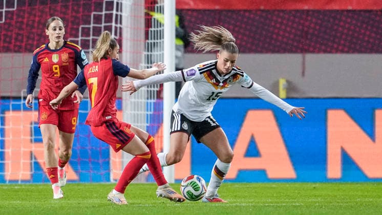 v.li.: Olga Carmona Garcia (Spanien, 7), Selina Cerci (DFB-Frauen, 15), Zweikampf, Spielszene, Duell, duel, tackle, tackling, Dynamik, Action, Aktion, 28.11.2025, Kaiserslautern (Deutschland), Fussball, UEFA Women s Nations League, Finale, Hinspiel, Deutschland - Spanien, THE EVENT REGULATIONS PROHIBIT ANY USE OF PHOTOGRAPHS AS IMAGE SEQUENCES AND OR QUASI-VIDEO.
