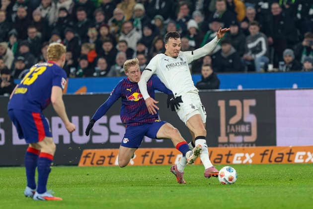 Mönchengladbach, Deutschland, 28.11.25: Xaver Schlager (RB Leipzig) und Haris Tabakovic (Borussia Mönchengladbach) im Kampf um den Ball waehrend des Spiels der Bundesliga zwischen Borussia Mönchengladbach vs RB Leipzig im Stadion im Borussia Park Mönchengladbach Stadion im Borussia Park North Rhine-Westphalia Germany Copyright: xBrauer-Fotoagenturx xAdrianxSchlx