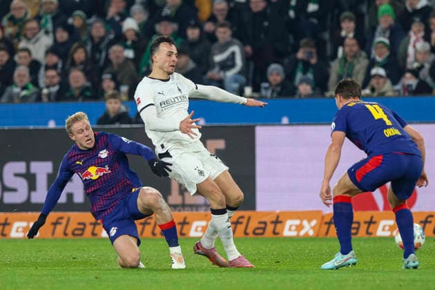 Mönchengladbach, Deutschland, 28.11.25: Xaver Schlager (RB Leipzig) und Haris Tabakovic (Borussia Mönchengladbach) im Kampf um den Ball waehrend des Spiels der Bundesliga zwischen Borussia Mönchengladbach vs RB Leipzig im Stadion im Borussia Park Mönchengladbach Stadion im Borussia Park North Rhine-Westphalia Germany Copyright: xBrauer-Fotoagenturx xAdrianxSchlx