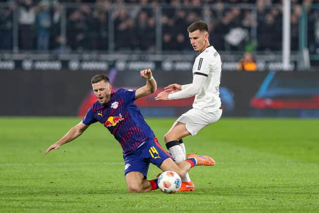 Mönchengladbach, Deutschland, 28.11.25: Christoph Baumgartner (RB Leipzig) und Yannik Engelhardt (Borussia Mönchengladbach) im Kampf um den Ball waehrend des Spiels der Bundesliga zwischen Borussia Mönchengladbach vs RB Leipzig im Stadion im Borussia Park Mönchengladbach Stadion im Borussia Park North Rhine-Westphalia Germany Copyright: xBrauer-Fotoagenturx xAdrianxSchlx