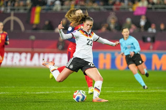 Fussball: UEFA Women s Nations League, Finalspiel 1, Deutschland - Spanien am 28.11.2025 in Kaiserslautern (Fritz-Walter-Stadion), Deutschland, Saison 2025 2026: Jule Brand (22, GER) schießt aufs Tor. Kaiserslautern Fritz-Walter-Stadion Deutschland Copyright: xChristophxKinzingerx