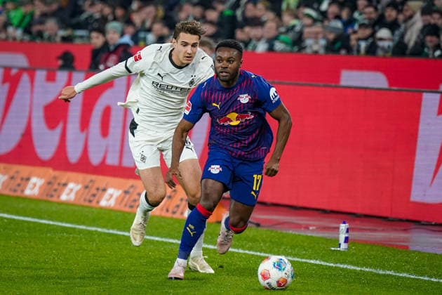 Deutschland: Fussball Bundesliga 2025 26, 12. Spieltag - Borussia Mönchengladbach vs RB Leipzig - Borussia-Park (Mönchengladbach): Ridle Baku (RB Leipzig, 17) Mönchengladbach Nordrhein-Westfalen Deutschland Copyright: xJOERANxSTEINSIEKx