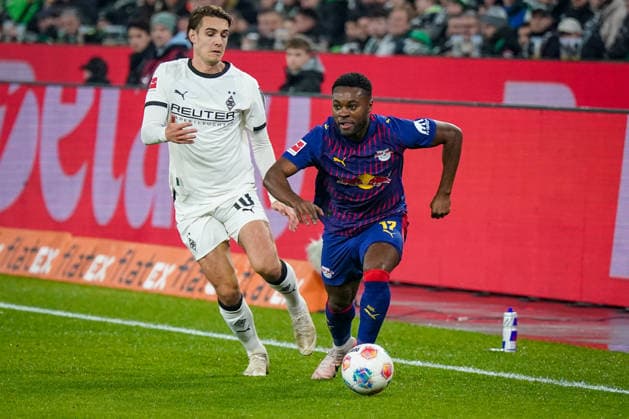 Deutschland: Fussball Bundesliga 2025 26, 12. Spieltag - Borussia Mönchengladbach vs RB Leipzig - Borussia-Park (Mönchengladbach): Ridle Baku (RB Leipzig, 17) Florian Neuhaus (Borussia Mönchengladbach, 10) Mönchengladbach Nordrhein-Westfalen Deutschland Copyright: xJOERANxSTEINSIEKx