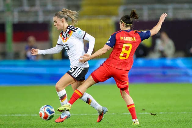 Selina Cerci (Germany) und Mariona Caldentey (Spain) kaempfen um den Ball, UEFA Women s Nations League 2025 Final First Leg, Germany v Spain, Fritz-Walter-Stadion am 28. November 2025 in Kaiserslautern, Deutschland. (Foto von Marco Steinbrenner DeFodi Images) Selina Cerci (Germany) und Mariona Caldentey (Spain) battle for the ball, UEFA Women s Nations League 2025 Final First Leg, Germany v Spain, Fritz-Walter-Stadion, November 28, 2025 in Kaiserslautern, Germany. (Photo by Marco Steinbrenner DeFodi Images)