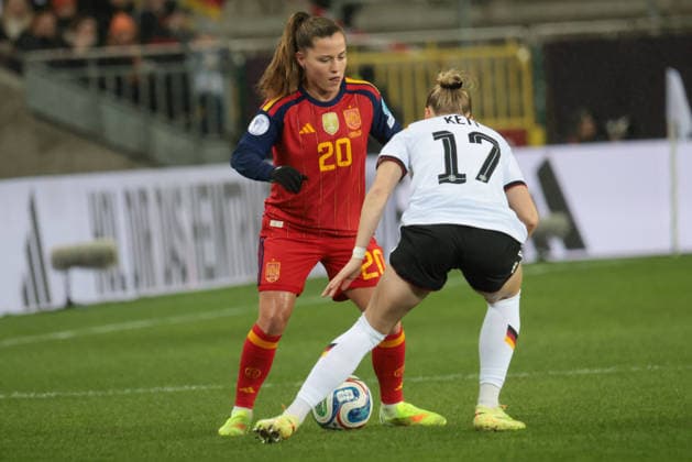 28.11.2025, xhettx, Fussball UEFA Women s Nations League Finale Hinspiel , Deutschland - Spanien v.l. Claudia Pina (Spanien, 12) gegen Franziska Kett (Deutschland, 17) (DFL DFB REGULATIONS PROHIBIT ANY USE OF PHOTOGRAPHS as IMAGE SEQUENCES and or QUASI-VIDEO) Kaiserslautern