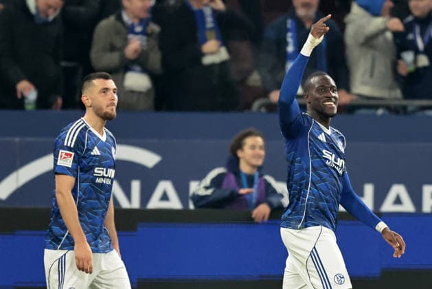 Die Spieler vom FC Schalke 04 freuen sich über das Tor zum 2:1 durch Bryan Lasme (FC Schalke 04) beim Spiel der 2. Bundesliga (Saison 2025 26) FC Schalke 04 - SC Paderborn 07 Copyright: Thomas Pakusch