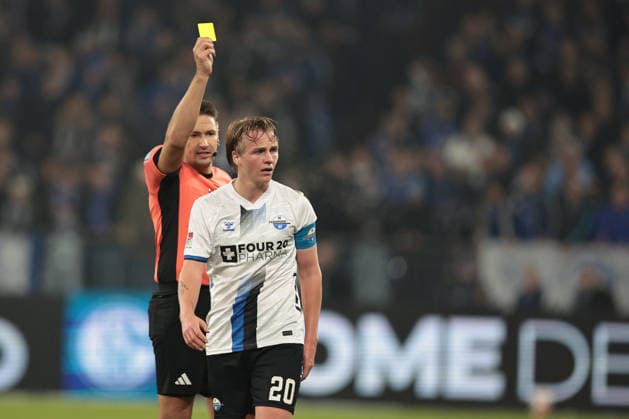Felix Götze (SC Paderborn 07) bekommt die gelbe Karte beim Spiel der 2. Bundesliga (Saison 2025 26) FC Schalke 04 - SC Paderborn 07 Copyright: Thomas Pakusch