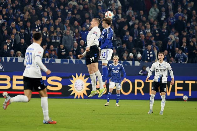 Steffen Tigges (SC Paderborn 07) und Paul Friedrich Pöpperl (FC Schalke 04) beim Spiel der 2. Bundesliga (Saison 2025 26) FC Schalke 04 - SC Paderborn 07 Copyright: Thomas Pakusch