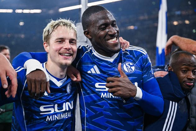 28.11.2025, Fussball, 2. Bundesliga, Saison 2025 2026, 14. Spieltag, FC Schalke 04 - SC Paderborn, Finn Porath (FC Schalke 04) , Bryan Lasme (FC Schalke 04) xRHR-FOTO YYx Copyright: KROEGER RHR-FOTOx RHR-FOTO YY