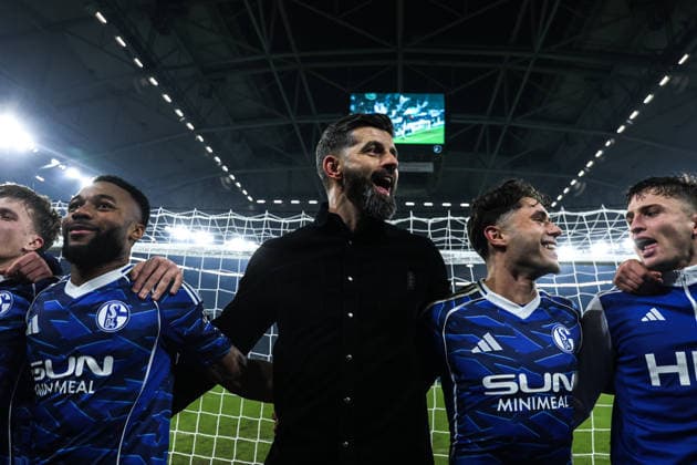 Fussball, 2. Bundesliga Saison 2025 2026 14. Spieltag FC Schalke 04 - SC Paderborn 07 28.11.2025, VELTINS-Arena Die Spieler von FC Schalke 04 freuen sich nach dem Spiel über den Sieg, Miron Muslic (Trainer Schalke 04) Gelsenkirchen VELTINS-Arena Nordrhein-Westfalen Deutschland