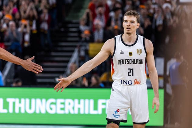 GER, FIBA Basketball World Cup 2027, European Qualifiers, Deutschland-Israel. 28.11.2025, Ratiopharm Arena, Neu-Ulm, GER, FIBA Basketball World Cup 2027, European Qualifiers, Deutschland-Israel. Justus Hollatz (Deutschland, No21) Â Foto: Alexander Trienitz Neu-Ulm Ratiopharm Arena Bayern Deutschland