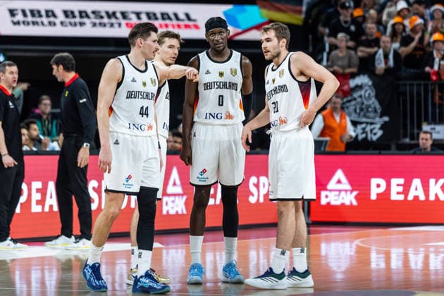 GER, FIBA Basketball World Cup 2027, European Qualifiers, Deutschland-Israel. 28.11.2025, Ratiopharm Arena, Neu-Ulm, GER, FIBA Basketball World Cup 2027, European Qualifiers, Deutschland-Israel. David Krämer (Deutschland, No44), Justus Hollatz (Deutschland, No21), Isaac Bonga (Deutschland, No0), Malte Delow (Deutschland, No20) sprechen miteinander  Foto: Alexander Trienitz Neu-Ulm Ratiopharm Arena Bayern Deutschland