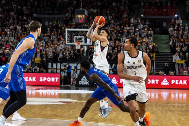 GER, FIBA Basketball World Cup 2027, European Qualifiers, Deutschland-Israel. 28.11.2025, Ratiopharm Arena, Neu-Ulm, GER, FIBA Basketball World Cup 2027, European Qualifiers, Deutschland-Israel. Joshua Obiesie (Deutschland, No77) Â Foto: Alexander Trienitz Neu-Ulm Ratiopharm Arena Bayern Deutschland