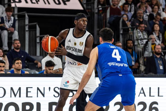 GER, FIBA Basketball World Cup 2027, European Qualifiers, Deutschland-Israel. 28.11.2025, Ratiopharm Arena, Neu-Ulm, GER, FIBA Basketball World Cup 2027, European Qualifiers, Deutschland-Israel. Isaac Bonga (Deutschland, No0), Gur Lavi (Israel, No 4) Â Foto: Alexander Trienitz Neu-Ulm Ratiopharm Arena Bayern Deutschland