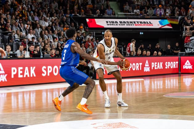 GER, FIBA Basketball World Cup 2027, European Qualifiers, Deutschland-Israel. 28.11.2025, Ratiopharm Arena, Neu-Ulm, GER, FIBA Basketball World Cup 2027, European Qualifiers, Deutschland-Israel. Louis Olinde (Deutschland, No16), Khadeen Carrington (Israel, No3) Â Foto: Alexander Trienitz Neu-Ulm Ratiopharm Arena Bayern Deutschland