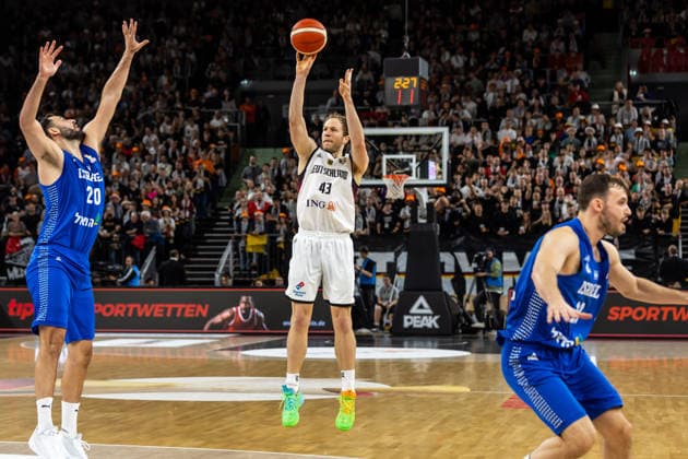 GER, FIBA Basketball World Cup 2027, European Qualifiers, Deutschland-Israel. 28.11.2025, Ratiopharm Arena, Neu-Ulm, GER, FIBA Basketball World Cup 2027, European Qualifiers, Deutschland-Israel. Christian Sengfelder (Deutschland, No43) Â Foto: Alexander Trienitz Neu-Ulm Ratiopharm Arena Bayern Deutschland