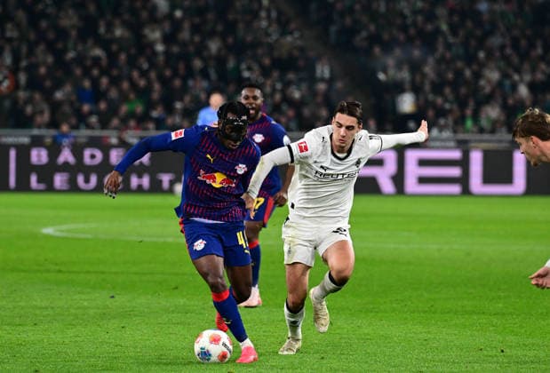 28.11.2025; Moenchengladbach; Fussball, Herren, Saison 2025 2026, Borussia Moenchengladbach vs. RB Leipzig Zweikampf zwischen v. li. Yan Diomande (Leipzig), Florian Neuhaus (Gladbach) DFL regulations prohibit any use of photographs as image sequences and or quasi-video. Borussia-Park NRW Deutschland