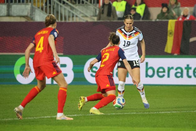 28.11.2025, Fussball, Frauen, UEFA Women s Nations League Finale 2025, Deutschland - Spanien, Klara Bühl (Deutschland), Ona Batlle (Spanien) Kaiserslautern Fritz-Walter-Stadion Rheinland-Pfalz Deutschland (DEU) Copyright: xSebastianxBachx