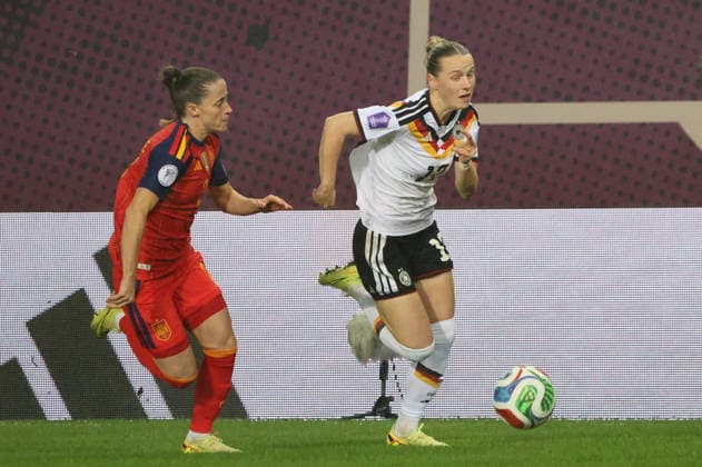28.11.2025, Fussball, Frauen, UEFA Women s Nations League Finale 2025, Deutschland - Spanien, Franziska Kett (Deutschland), Ona Batlle (Spanien) Kaiserslautern Fritz-Walter-Stadion Rheinland-Pfalz Deutschland (DEU) Copyright: xSebastianxBachx