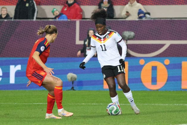 28.11.2025, Fussball, Frauen, UEFA Women s Nations League Finale 2025, Deutschland - Spanien, Nicole Anyomi (Deutschland), Irene Paredes (Spanien) Kaiserslautern Fritz-Walter-Stadion Rheinland-Pfalz Deutschland (DEU) Copyright: xSebastianxBachx