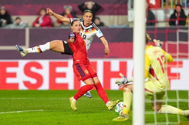 Fussball: UEFA Women s Nations League, Finalspiel 1, Deutschland - Spanien am 28.11.2025 in Kaiserslautern (Fritz-Walter-Stadion), Deutschland, Saison 2025 2026: Klara Bühl (19, GER) schießt aufs Tor, verteidigt durch Ona Batlle (2, ESP) und pariert von Cata Coll (13, ESP). Kaiserslautern Fritz-Walter-Stadion Deutschland Copyright: xChristophxKinzingerx