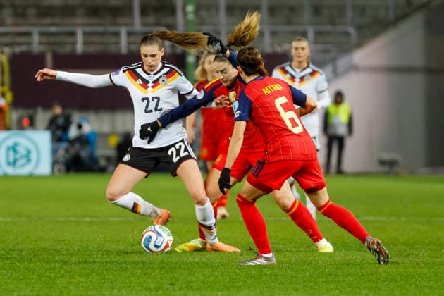 Jule Brand (Deutschland, 22), Alexia Putellas (Spanien, 11) und Aitana Bonmati (Spanien, 06) im Kampf um den Ball , Fussball Frauen, UEFA Womens Nations League 2025, Finale 1. Spiel, Deutschland vs. Spanien, 28.11.2025, Fritz-Walter-Stadion, Kaiserslautern, Deutschland Kaiserslautern Fritz-Walter-Stadion Rheinland-Pfalz Deutschland Copyright: xGrantxHubbsx