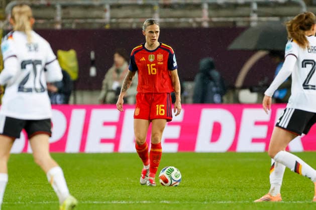 Mapi Leon (Spanien, 16) am Ball , Fussball Frauen, UEFA Womens Nations League 2025, Finale 1. Spiel, Deutschland vs. Spanien, 28.11.2025, Fritz-Walter-Stadion, Kaiserslautern, Deutschland Kaiserslautern Fritz-Walter-Stadion Rheinland-Pfalz Deutschland Copyright: xGrantxHubbsx